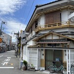 Ajian Kicchin Kafe Momofuku - 今もなお店舗が並ぶ遊郭街の｢松島｣の中心部にお店があります。