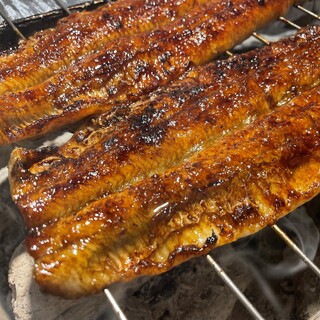 全国から厳選！特大サイズの鰻を使用。炭火焼きで旨み引き出す