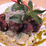 ロムアロイ - 「汁無しグリーンカレー」：ハーブ使いは、グリーンカレーと同様ながらも
      ココナッツミルクが少し強調されて、マイルド仕上げ。
      