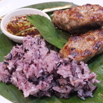 ロムアロイ - 「カーミャオ・ムーピン」（豚の串焼き　もち米添え）：ソースはすり潰したパクチーの根も
      たっぷり入っていますから、
      プルッと震えちゃうような力強い香りがして、痛快♪
      