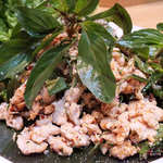 ロムアロイ - 「ラープガイ」（鶏肉のラープ）：ミント・パクチー・バイマックルート・レモングラス
      ガランガル（タイ生姜）、唐辛子、等々
      たっぷりのハーブが潜んでいて、痛快！
      