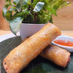 ロムアロイ - 「揚げ春巻き」：たっぷりと添えられた
      サニーレタスとホーリーバジルで包んでいただくと、
       バジルのむせ返るような強い香り、
      ほろ苦い余韻が、
      揚げ春巻きの香ばしさとコクを引き立てて。
      