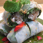 ロムアロイ - 「生春巻き」：バイメンラックとミントが
      ギュウギュウ詰め！
       
      これは生春巻きと言うより、
      生ハーブで作ったブーケですよ♪
      
