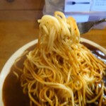 PaPaかみの - 麺は太めでモッチリ食感で良い感じ❕
            
            トマトソースベースなのは判るけれど
            ブラックペッパーがガッツリと効いてる
            スパイシーで甘み感が少なめの
            デミグラスソース系に近い味わいなのかもしれない❔