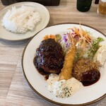 dining kitchen kuro - Aランチをライスで！
            ハンバーグのソースは期間限定の和風オニオンソース