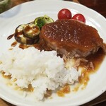 キッチン ブルー グローブ - ソースが多いので、早めにご飯を乗せます