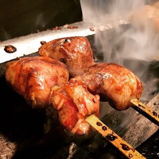 熊本県産地鶏の鶏刺しほか、白レバー串などの希少部位がおすすめ