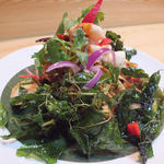 ロムアロイ - 「ヤムタレー  トゥー」：カー（タイ生姜）、バイマックルート、
      パクチーを揚げたものが、ドッサリ♪
      ナンピッパオ(エビペースト)のコクが
      シーフードを甘酸っぱく彩って。
      