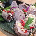 ロムアロイ - 「ネーム」：ママが作る“本格・手作りネーム”は、
      豚の耳を丁寧に下処理をした後、
      豚の赤身に、米・にんにく・唐辛子・食塩を加えて
      発酵させたもの。
      