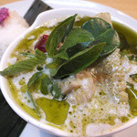 ロムアロイ - 「ゲーンキャオワーン」：生ハーブに拘るロムアロイとしては、
      タイ直輸入のバイマックルート（こぶみかんの葉）が
      大量に入荷した時しか作らないメニュー
      ！