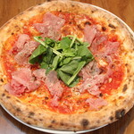 Italian Bar ANCORA - 生ハムとルッコラのピザ