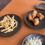 から好し - 食べ放題の唐揚げ、ポテト、キャベツ