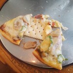 レストラン キビヤ - ピザとチーズの間には、本物の「クラッカー」が挟んでありました。