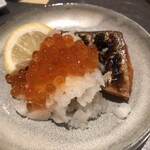 愛とへいわ - いくらぶっかけ鮭ハラス焼き(分けてくれてこれで半分)