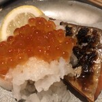 愛とへいわ - いくらぶっかけ鮭ハラス焼き(分けてくれてこれで半分)