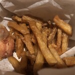 愛とへいわ - 愛へいチキンぼっくす の手羽先の下のポテト