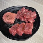 Waｇyuuyakiniku aokiya - 和牛タン三種盛り