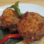 ロムアロイ - 「いかのさつま揚げ」：
      いかの穏やかな旨みの中に
      微かなバイマックルートの香りがする所が
      他のタイ料理店との違い。
      