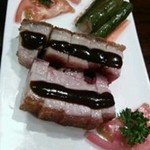 老香港酒家京都 - 皮つき焼き豚。盛り付けも綺麗♪
