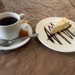 Higashinakano Itariangurato - コーヒー+100円とデザートのレアチーズケーキ+200円 コーヒーはバランスよく美味しい。チーズケーキも中にクッキー生地が練り込まれてて半解凍の部分があり猛暑日にちょうどいい。