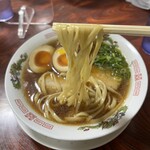 Ra-Men Koubou Raizu - 平打ちのやや太麺。海老がじんわり身体に染み込んで来て美味しいです♡