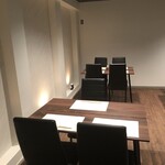 STEAK HOUSE 花本 - テーブル席(4人掛)が3つあります。