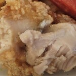 ヘンサ森 - 鶏唐揚げ断面（食べかけ御免）