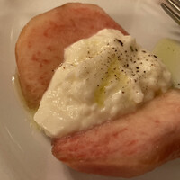 ラ・ビスボッチャ - 桃とチーズ、目から鱗のお味です