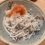 木挽町 とも樹 - 朝獲れシラスを軽くボイル。生も良いけどゆがきもオッケー