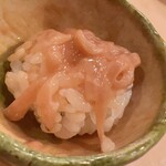 木挽町 とも樹 - スルメイカの塩辛です。追いシャリで残さずいただきます