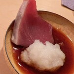 木挽町 とも樹 - 気仙沼のカツオ。薬味はおろした新玉葱と土佐醤油