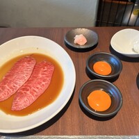 天空焼肉 星遊山 - コースの焼きすき　焼いたお肉をご飯に包んで卵を垂らしていただくスタイル