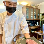 213179816 - ヒレ肉（シャトーブリアン）を見せて頂きます♡
                      ご主人は2年ほどフランスで修業され、帰国後ホテルに勤務
                      それから肉料理を学ぶために地元のステーキ専門店でも修業
                      寡黙ながらも研究熱心な方です