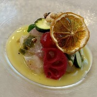 セル ドール - ❶前菜
                〜鯛と帆立、ハチミツマスタードソースとジュノベーゼソース、酸味が食欲を唆ります