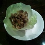 老香港酒家京都 - 北京ダックの残りのチキンを、ミンチにしてレタス包みにしたもの。