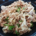 伝説のすた丼屋 - 秘伝ダレで炒めた豚バラ肉とご飯がたっぷり