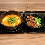 カルビ丼とスン豆腐専門店 韓丼 - ビビンバ丼(小)、ホルモンスン豆腐セット、カルビ丼(小)、豚キムチスン豆腐セット