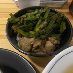 麺や 清流 - 激旨ニラのせたホルモン丼✨