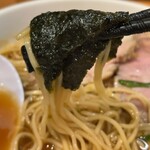 麺屋 そにどり - 海苔を巻いて