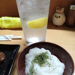 やきとり良太 - レモンサワー(450円)、お通し(300円)