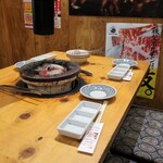 秩父焼肉ホルモン酒場 まる助 - 店内の様子。