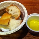 ラ ピニャータ - 食べ放題のパン（フォカッチャ・バゲット・ミルクロール）オリーヴオイルもフレッシュ！