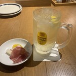 大衆ビストロ コタロー - お通しとハイボール