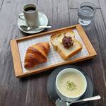 CAFE LA RUCHE - 天然酵母のクロワッサン & あんバタートーストに、じゃがいものポタージュとホットコーヒー！