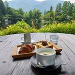 CAFE LA RUCHE - テラス席では、天祖神社の鳥居が見えますよ！(写真の左上)