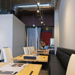 SRY+ IZAKAYA French Italian Creation - 店内のテーブル席の風景です