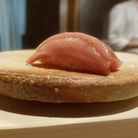 鮨 富かわ - 和歌山の中とろ
                    　本鮪　薄く2枚に