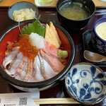 炙庵 とやま鮨 - 〈炙り〉海鮮とやま丼 2750円。
