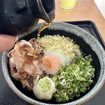 うどん・そば やま信 - 冷たい汁をを掛けて頂ます。汁はさっぱりしています。