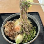 Udon Soba Yamashin - 複数の具材が混ざり、噛みごたえのあるそばは、旨い♪